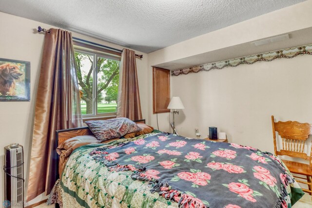 2744 32nd St S, Moorhead, MN 56560 - bedroom featuring a textured ceiling