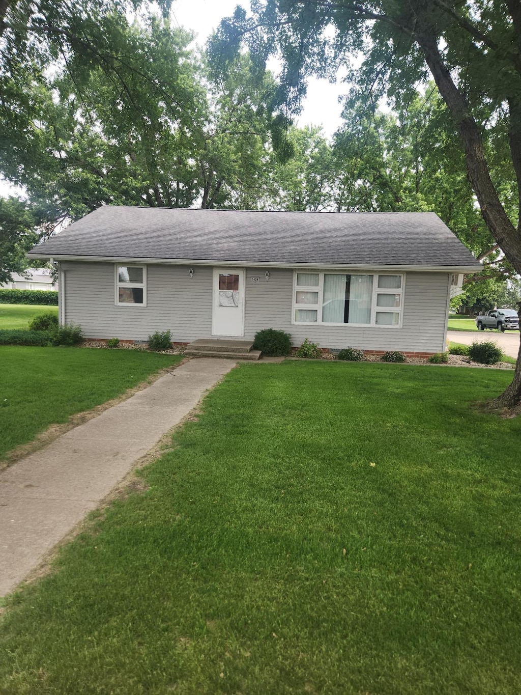 140 Trosky Rd W, Edgerton, MN 56128 - ranch-style house featuring a front lawn and a shingled roof