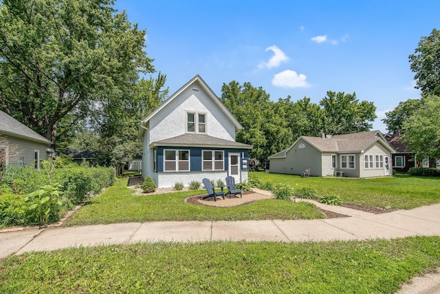 619 4th Ave E, Shakopee, MN 55379 - view of front of home featuring a front yard and an outdoor fire pit