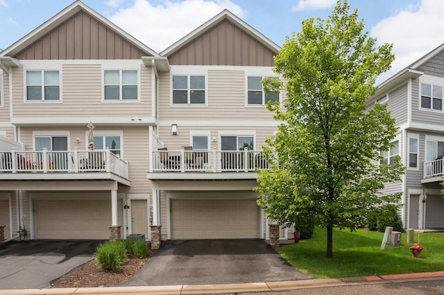 677 Sandstone Cir, Orono, MN 55356 - townhome / multi-family property with board and batten siding, driveway, a garage, and a front yard