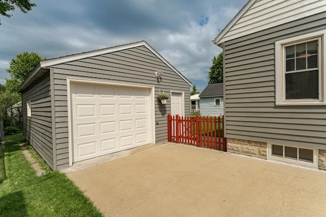 1007 12th Ave NE, Rochester, MN 55906 - detached garage featuring driveway