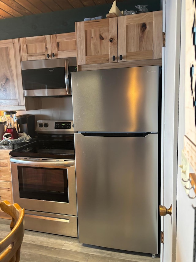 9151 Breezy Point Dr Unit 424, Pequot Lakes, MN 56472 - kitchen featuring appliances with stainless steel finishes, light wood-style floors, and wood ceiling