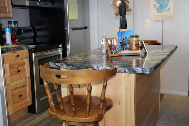 9151 Breezy Point Dr Unit 424, Pequot Lakes, MN 56472 - kitchen with stainless steel electric range and a breakfast bar