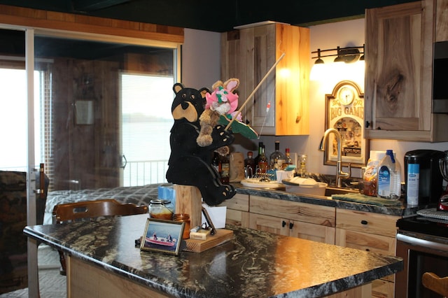 9151 Breezy Point Dr Unit 424, Pequot Lakes, MN 56472 - kitchen with dark countertops and a kitchen island