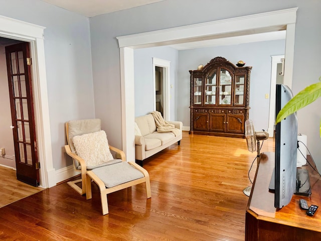 371 Sherburne Ave, Saint Paul, MN 55103 - living area with light wood-type flooring and baseboards