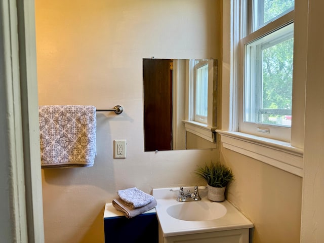 371 Sherburne Ave, Saint Paul, MN 55103 - bathroom with vanity