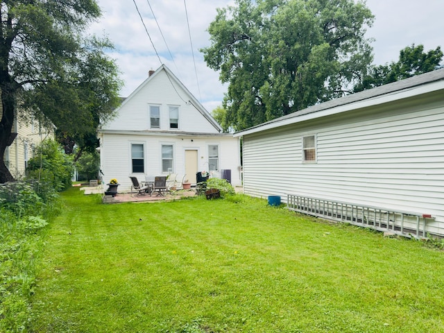 371 Sherburne Ave, Saint Paul, MN 55103 - back of property featuring a yard and a patio area