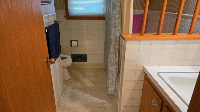 1003 15th St SW, Austin, MN 55912 - full bath featuring tile walls and vanity