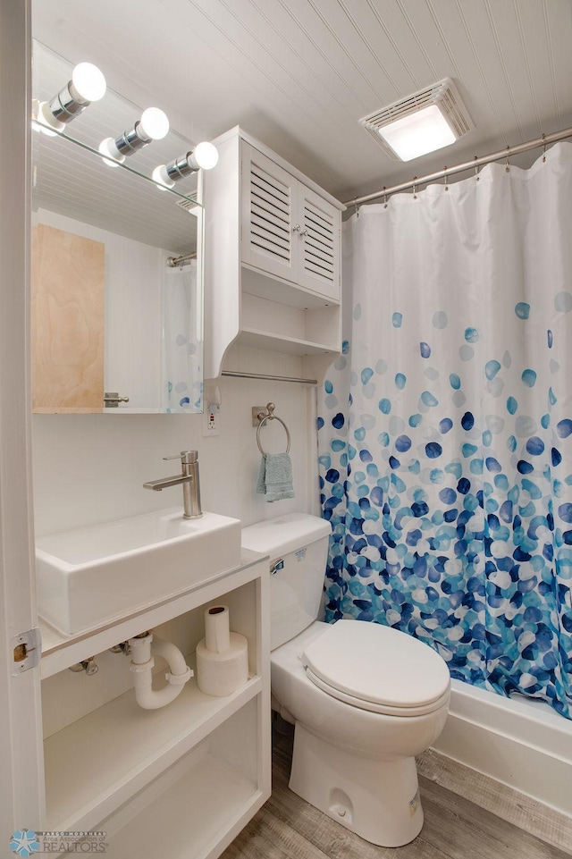 604 2nd Ave S, Kindred, ND 58052 - full bath featuring wood finished floors and curtained shower