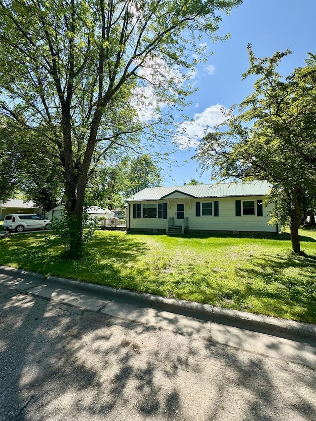 413 3rd Ave SE, Baudette, MN 56623 - view of front facade featuring entry steps, a front lawn, and a metal roof