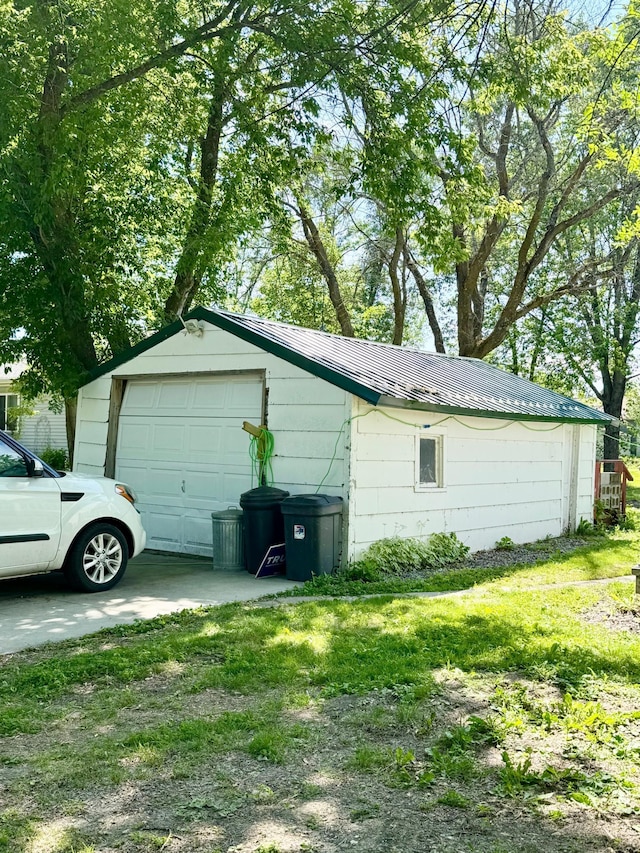 413 3rd Ave SE, Baudette, MN 56623 - detached garage with concrete driveway