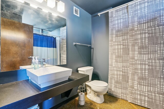 350 Saint Peter St Unit 1110, Saint Paul, MN 55102 - bathroom with toilet and curtained shower