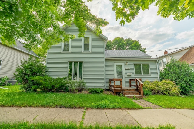421 Moore St, Blue Earth, MN 56013 - traditional-style home featuring a wooden deck, a front yard, and a shingled roof