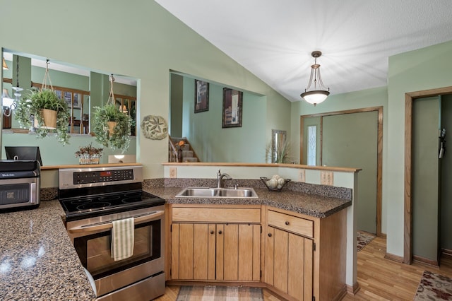 6469 Deerwood Ln N, Maple Grove, MN 55369 - kitchen featuring electric stove, a peninsula, light wood-type flooring, vaulted ceiling, and pendant lighting