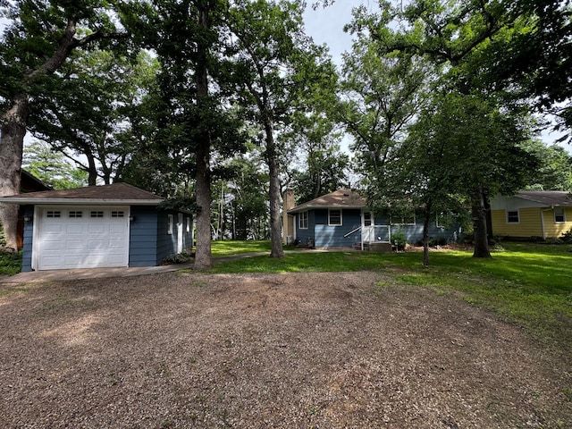 6053 Linwood Dr NE, Linwood Twp, MN 55092 - view of front of property featuring dirt driveway, a detached garage, and a front lawn