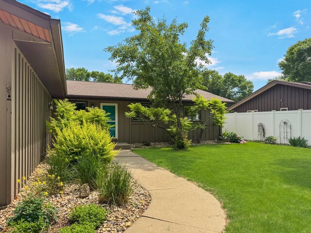 607 1st St, Marshall, MN 56258 - view of yard