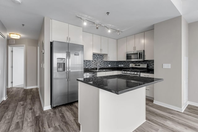 929 Portland Ave Unit 2106, Minneapolis, MN 55404 - kitchen with stainless steel appliances, tasteful backsplash, dark wood-type flooring, and a kitchen island
