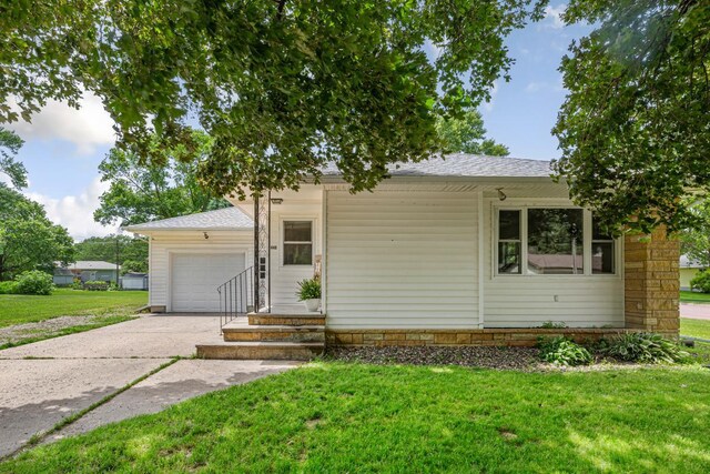440 Broadway Ave N, New Richland, MN 56072 - single story home with a garage, a front lawn, concrete driveway, and a shingled roof