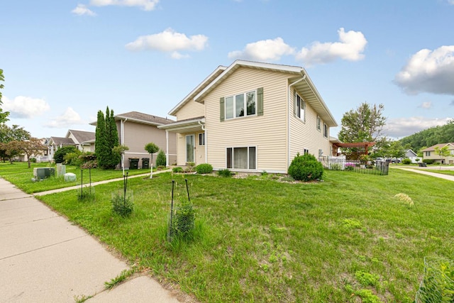2115 Turpin St, Saint Peter, MN 56082 - split level home with a front lawn