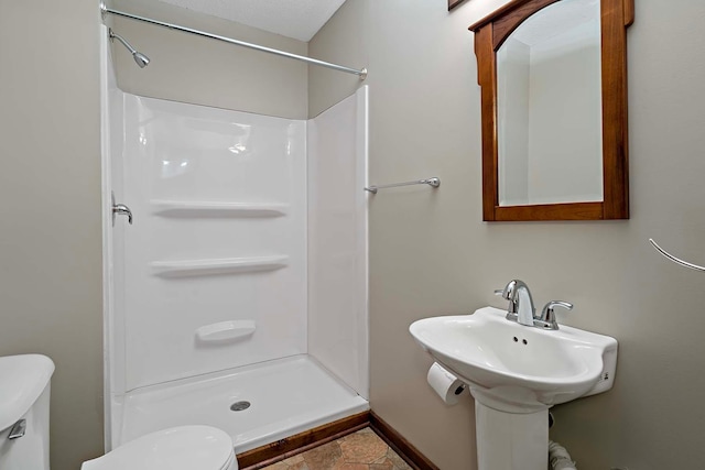 5245 Dufferin Dr, Savage, MN 55378 - bathroom featuring a shower