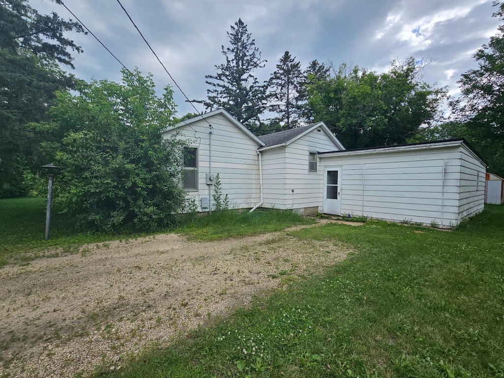 1624 24th Ave SE, Rochester, MN 55904 - rear view of house with a yard
