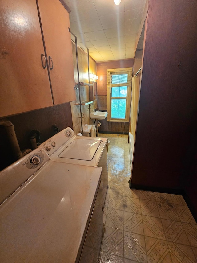 1624 24th Ave SE, Rochester, MN 55904 - laundry area with washing machine and clothes dryer and light tile patterned floors