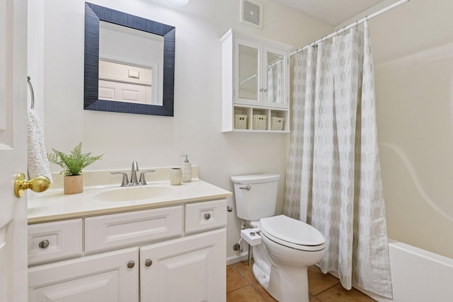 913 Carriage Ln, Chaska, MN 55318 - bathroom with vanity, tile patterned flooring, and shower / bath combo
