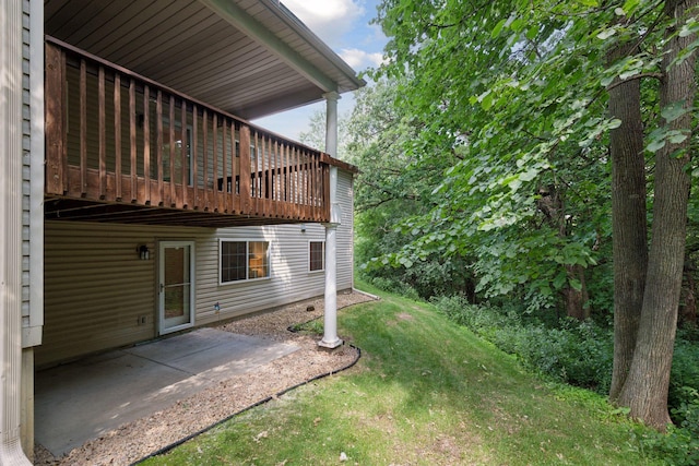 913 Carriage Ln, Chaska, MN 55318 - view of grassy yard with a patio