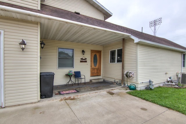 427 Alleghany Ave, Wabasha, MN 55981 - entrance to property featuring roof with shingles