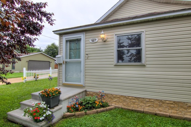 427 Alleghany Ave, Wabasha, MN 55981 - property entrance featuring a garage