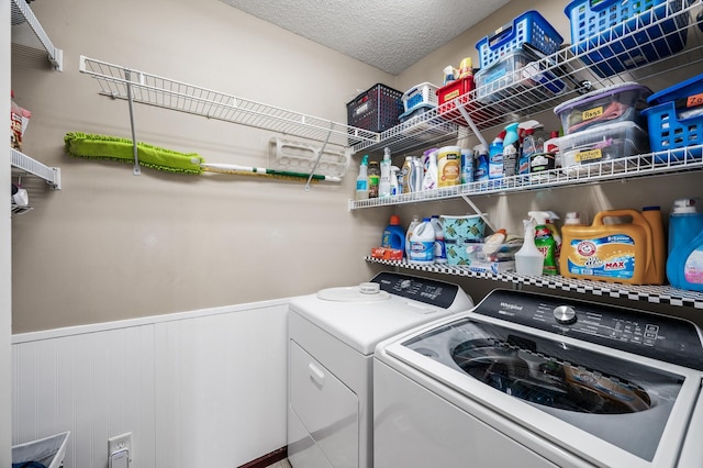 5062 French Dr N, Hugo, MN 55038 - laundry room featuring washing machine and clothes dryer, wainscoting, and a textured ceiling