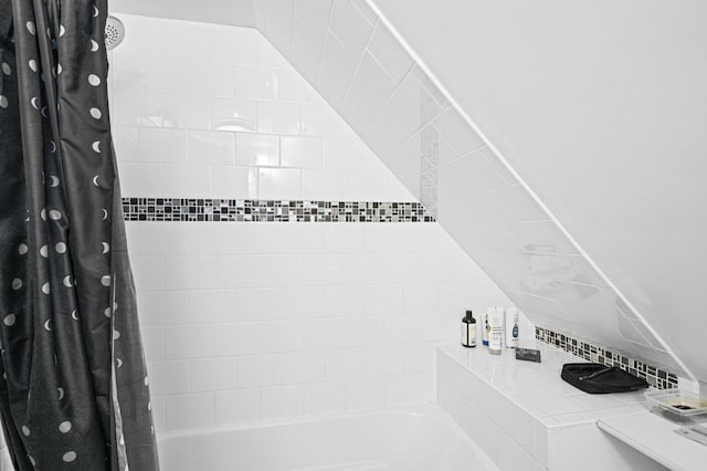 4223 Mcculloch St, Duluth, MN 55804 - bathroom featuring shower / bath combo