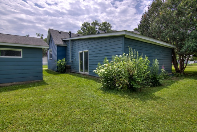 924 6th St W, Wabasha, MN 55981 - back of house featuring a yard