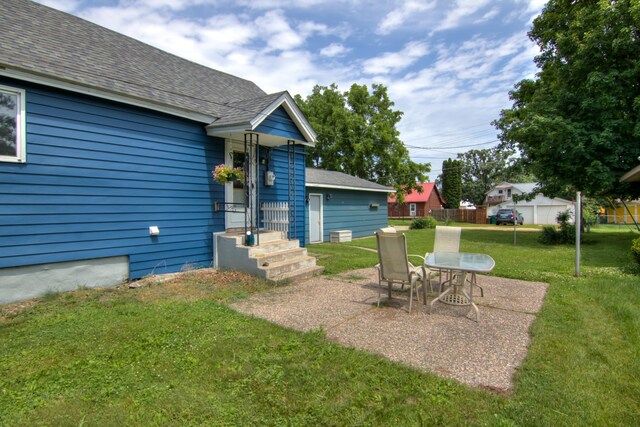 924 6th St W, Wabasha, MN 55981 - view of yard with a patio