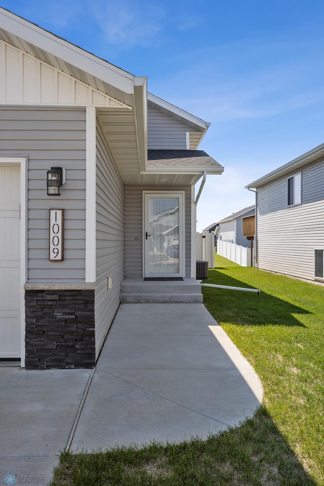 1009 Highland Ln W, West Fargo, ND 58078 - entrance to property featuring a yard and board and batten siding