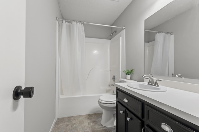 6913 174th St W, Farmington, MN 55024 - full bath featuring vanity and shower / bath combo with shower curtain