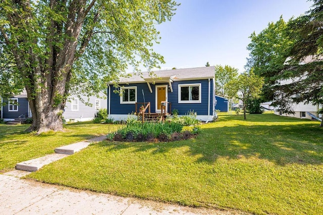 4918 Glenwood St, Duluth, MN 55804 - bungalow-style home featuring a front yard