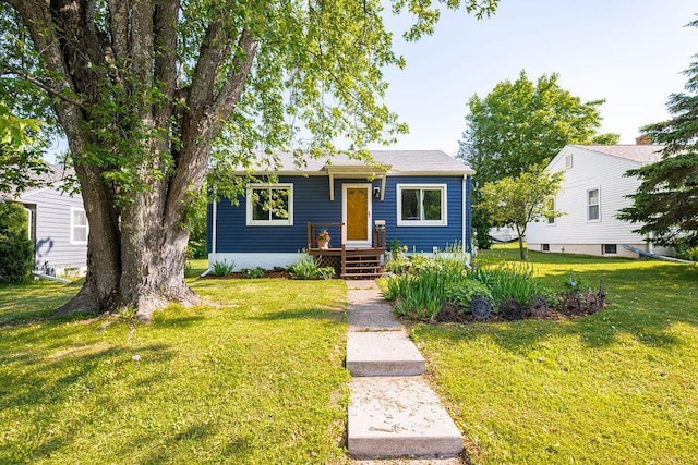 4918 Glenwood St, Duluth, MN 55804 - bungalow-style house featuring a front lawn