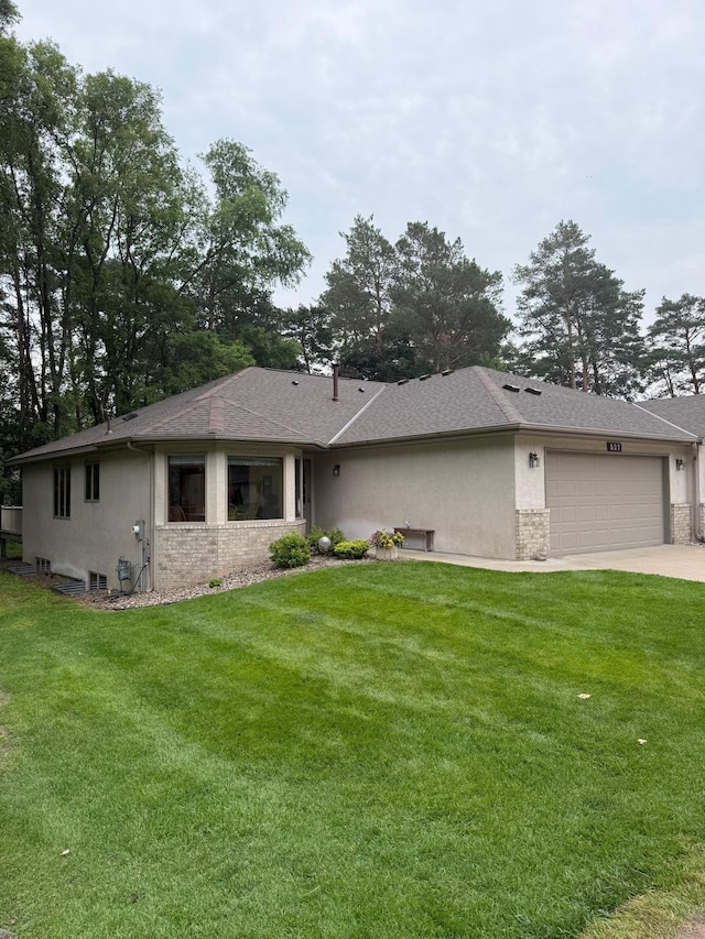 527 Woodside Ct, Shakopee, MN 55379 - view of front of property featuring an attached garage, stucco siding, a front lawn, driveway, and brick siding