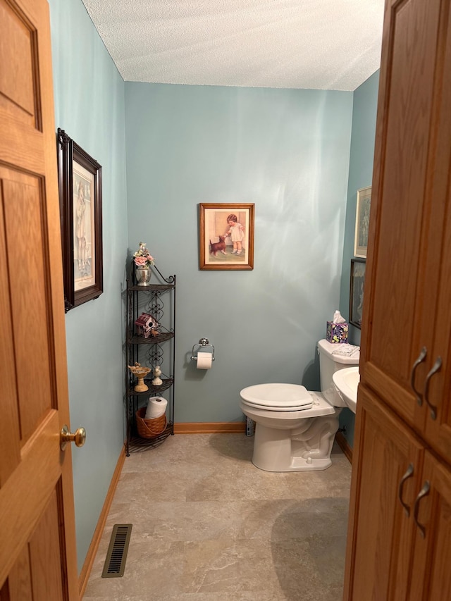 527 Woodside Ct, Shakopee, MN 55379 - bathroom featuring toilet and a textured ceiling