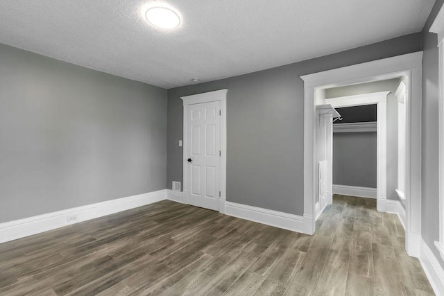2815 Girard Ave N, Minneapolis, MN 55411 - unfurnished bedroom featuring wood finished floors, a textured ceiling, and a closet