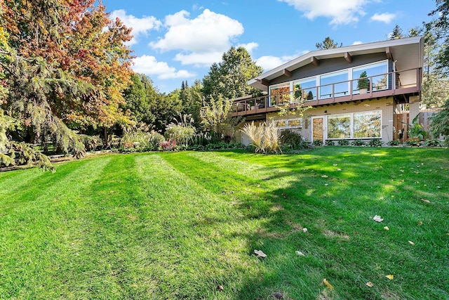 1466 Highview Ave, Eagan, MN 55121 - view of grassy yard with a balcony
