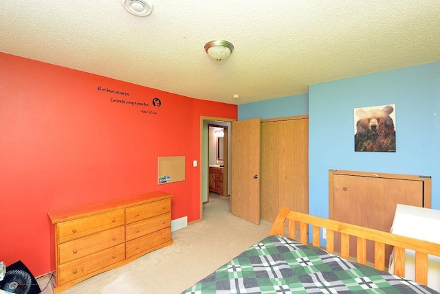 2441 60th Ave S, Fargo, ND 58104 - bedroom featuring carpet floors, a textured ceiling, and a closet