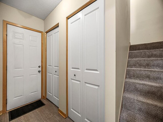 906 New Century Blvd S, Maplewood, MN 55119 - entrance foyer featuring stairs and a textured ceiling