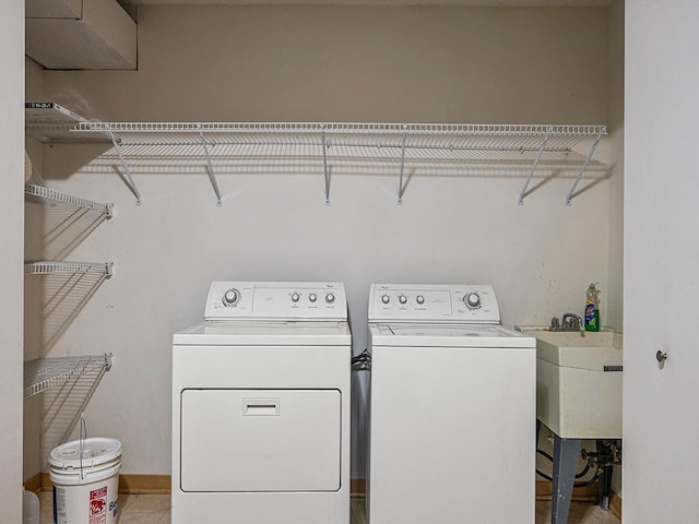 906 New Century Blvd S, Maplewood, MN 55119 - laundry area featuring washing machine and clothes dryer