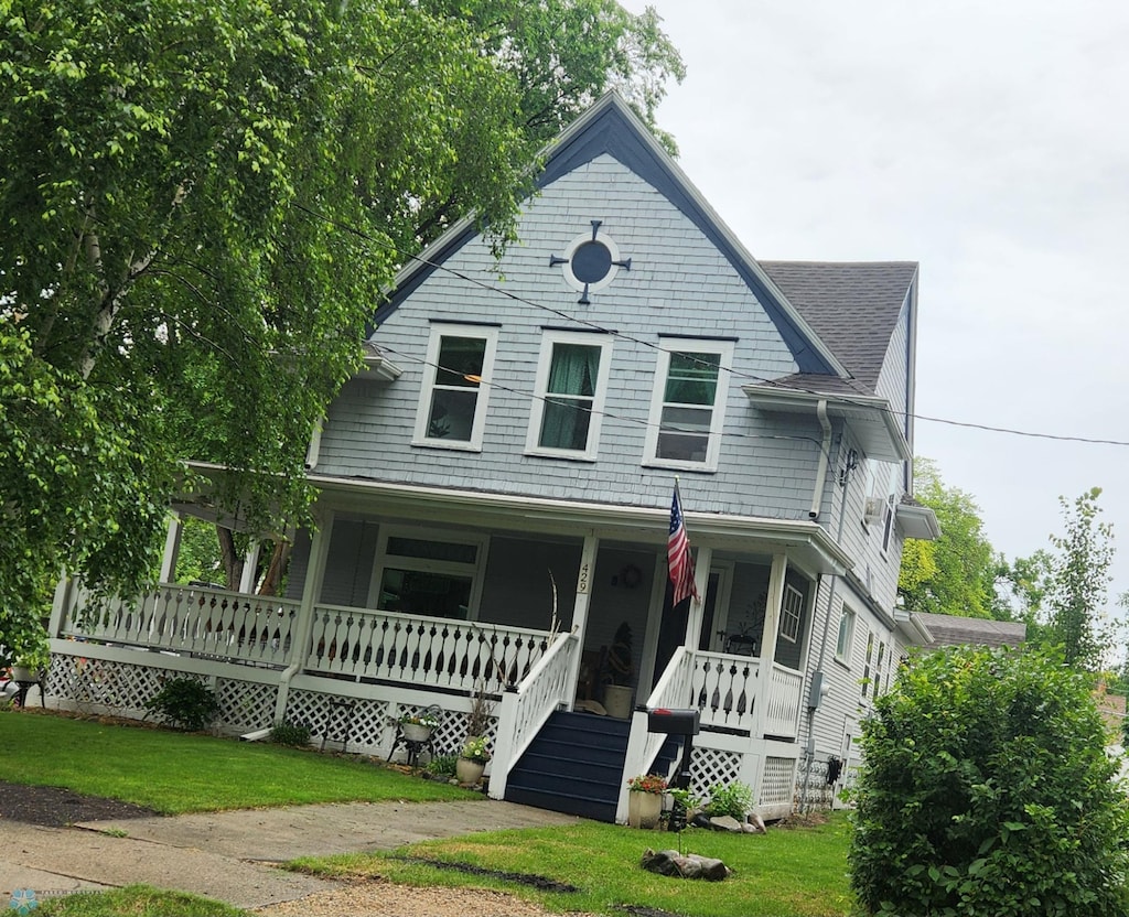 429 9th Ave S, Fargo, ND 58103 - view of front of home featuring a porch and a front yard