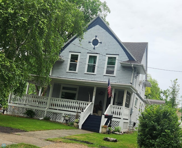 429 9th Ave S, Fargo, ND 58103 - view of front of home featuring a porch and a front yard