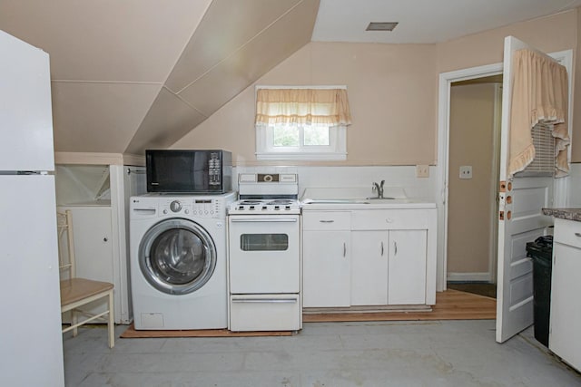 462 Saint Charles St, Winona, MN 55987 - laundry room featuring washer / dryer
