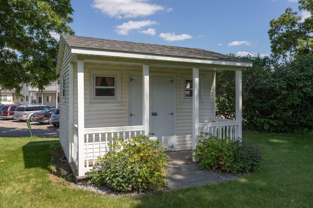 104 County Rd N, Le Roy, MN 55951 - bungalow-style house with a porch and a front lawn