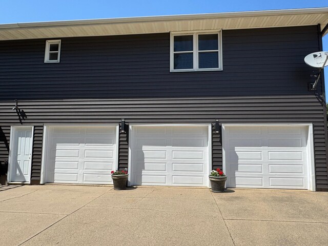 715 250th Ave, Fairmont, MN 56031 - garage with driveway